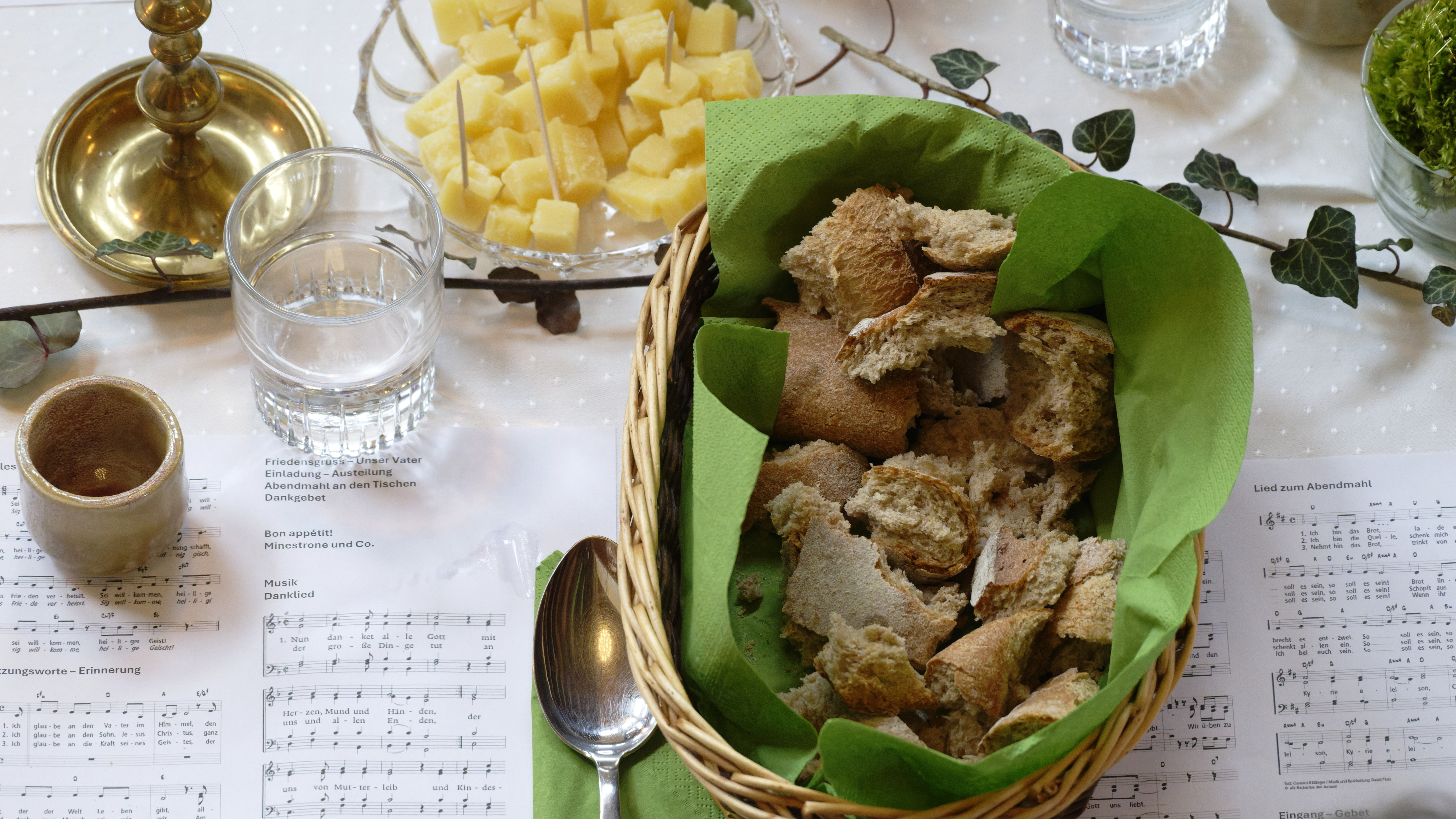 Werkstatt 2026 Mittagsabendmahl Brot Saft Käse Tischset